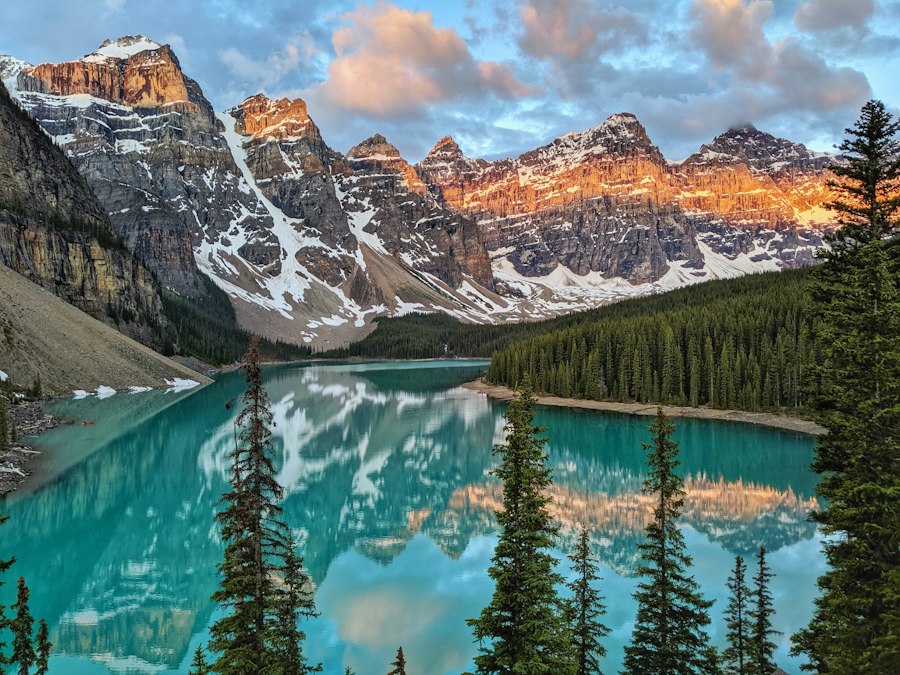 Meer in de Rockies bij zonsondergang