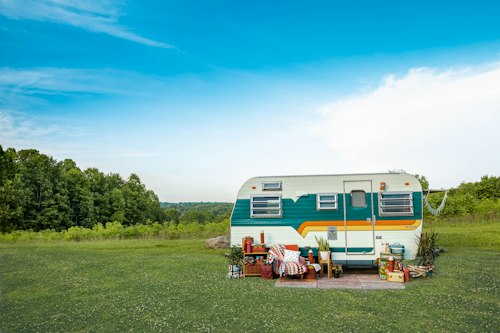 Camper op een grasveld