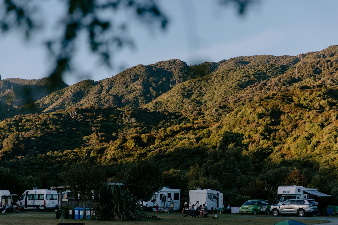 Camping met campers voor bergen